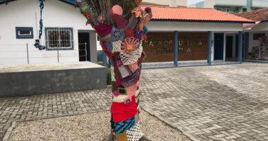Instalação na Casa de Cultura Dona Tila confeccionada pelos artesãos do coletivo Encontro de Manualidades, celebra Yarn Bombing Day.