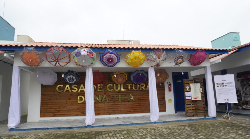 Instalação de sombrinhas em exposição na Casa de Cultura Dona Tila, homenageia as pessoas que enfrentaram de perto a pandemia da Covid-19