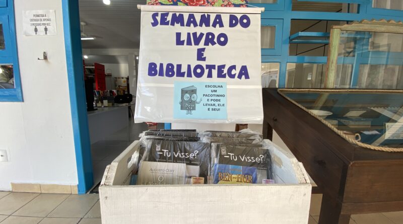 Biblioteca Cruz e Sousa distribui mimos literários para os leitores na Semana do livro e Biblioteca.