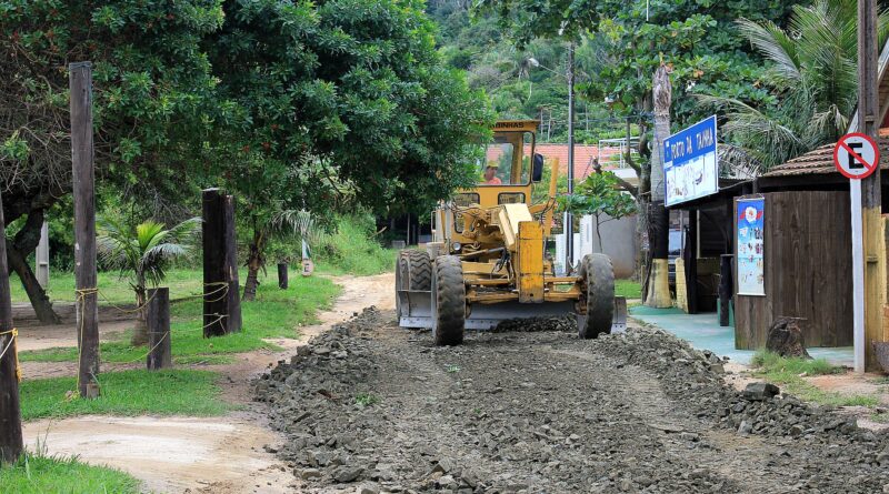 Máquinas fazem o trabalho de limpeza, colocação e compactação de macadame.