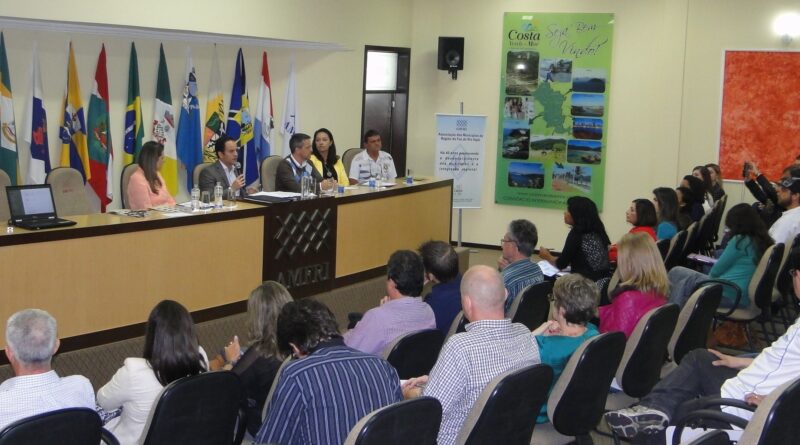 Felipe Freitas Mello reunido com as autoridades dos municípios que compõem a AMFRI