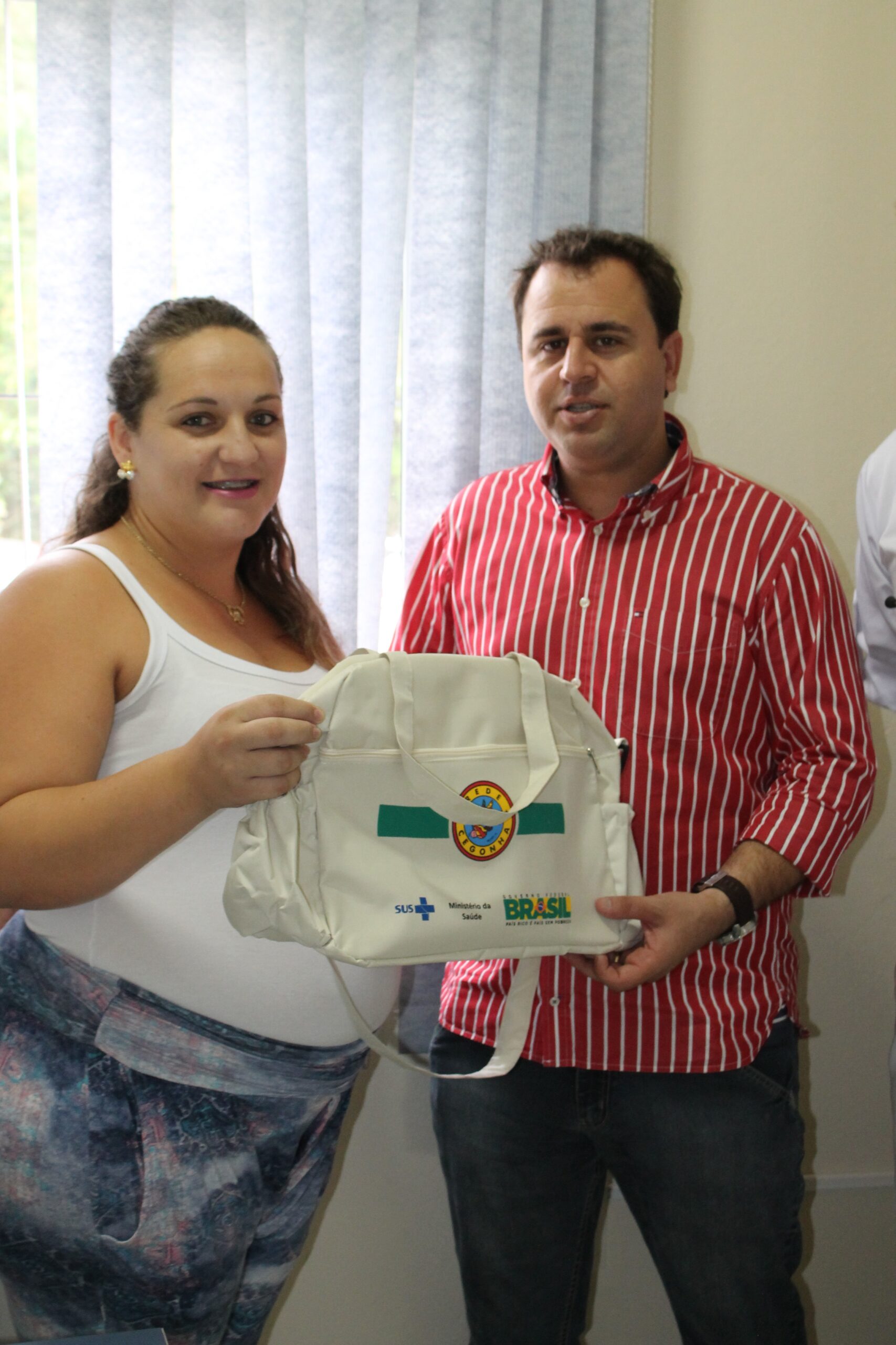 Prefeitura de Bombinhas entrega bolsas para gestantes.