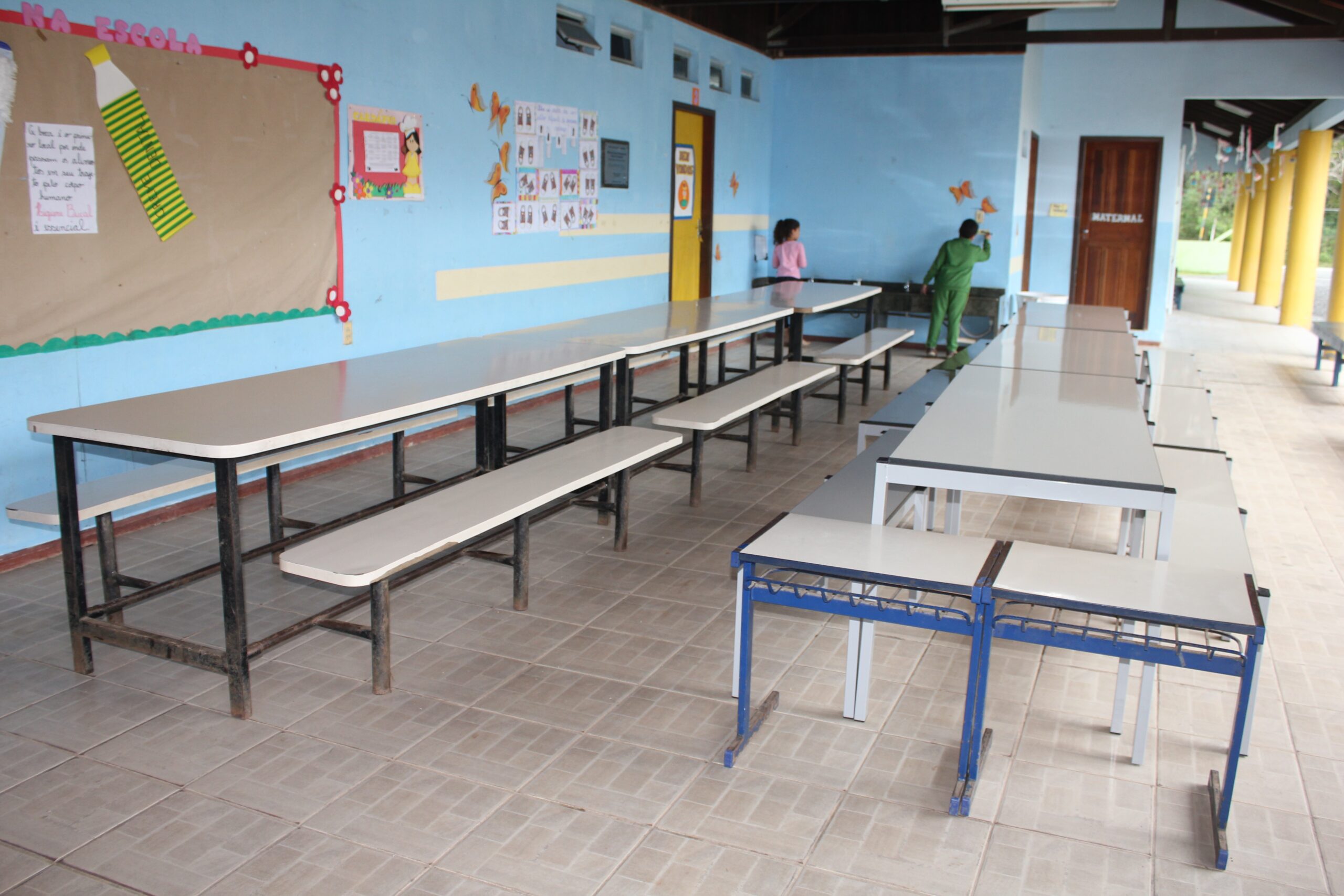 Escolas recebem novas mesas para refeitórios