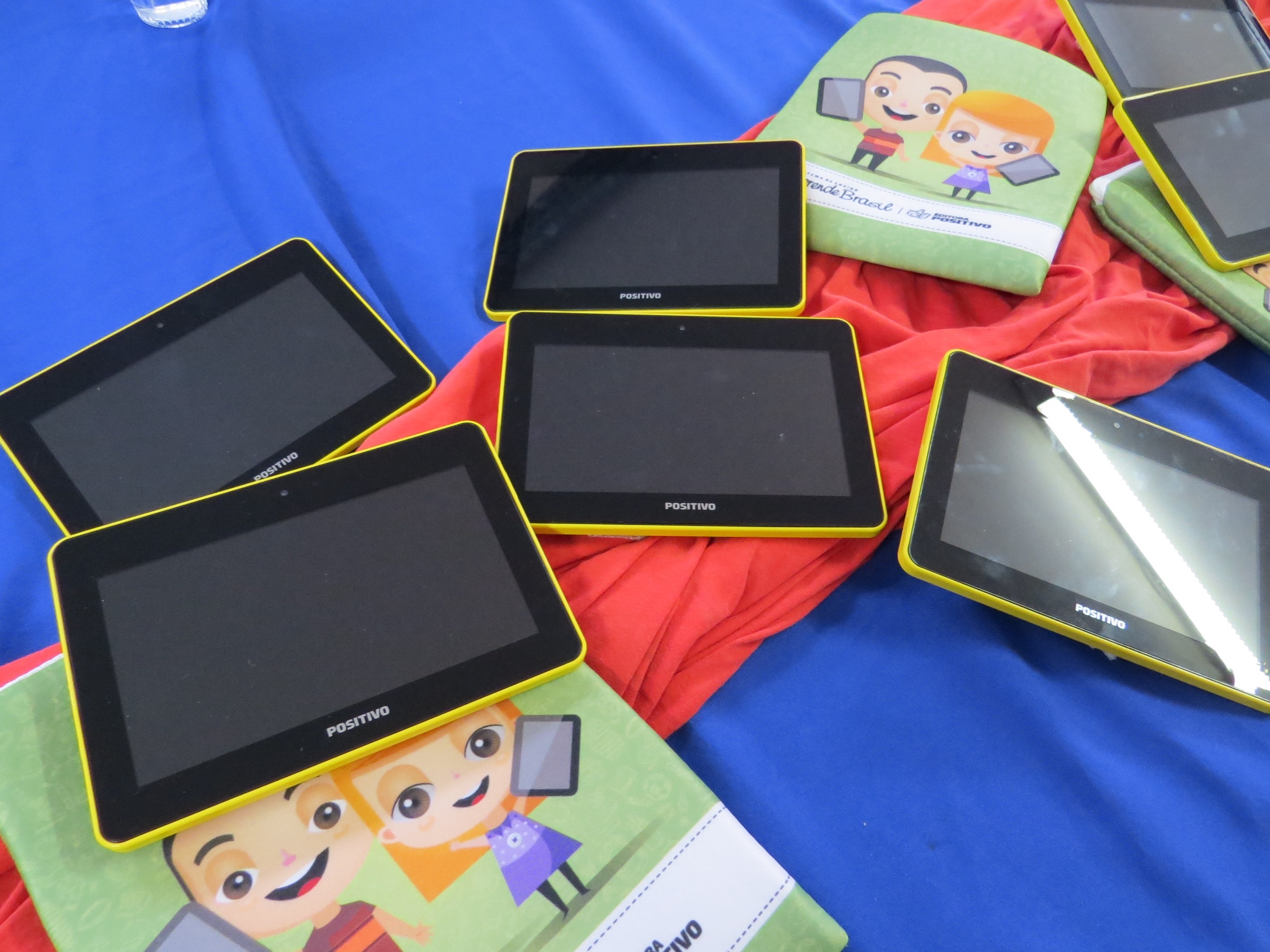 Tablets são entregues aos professores da rede municipal de educação.