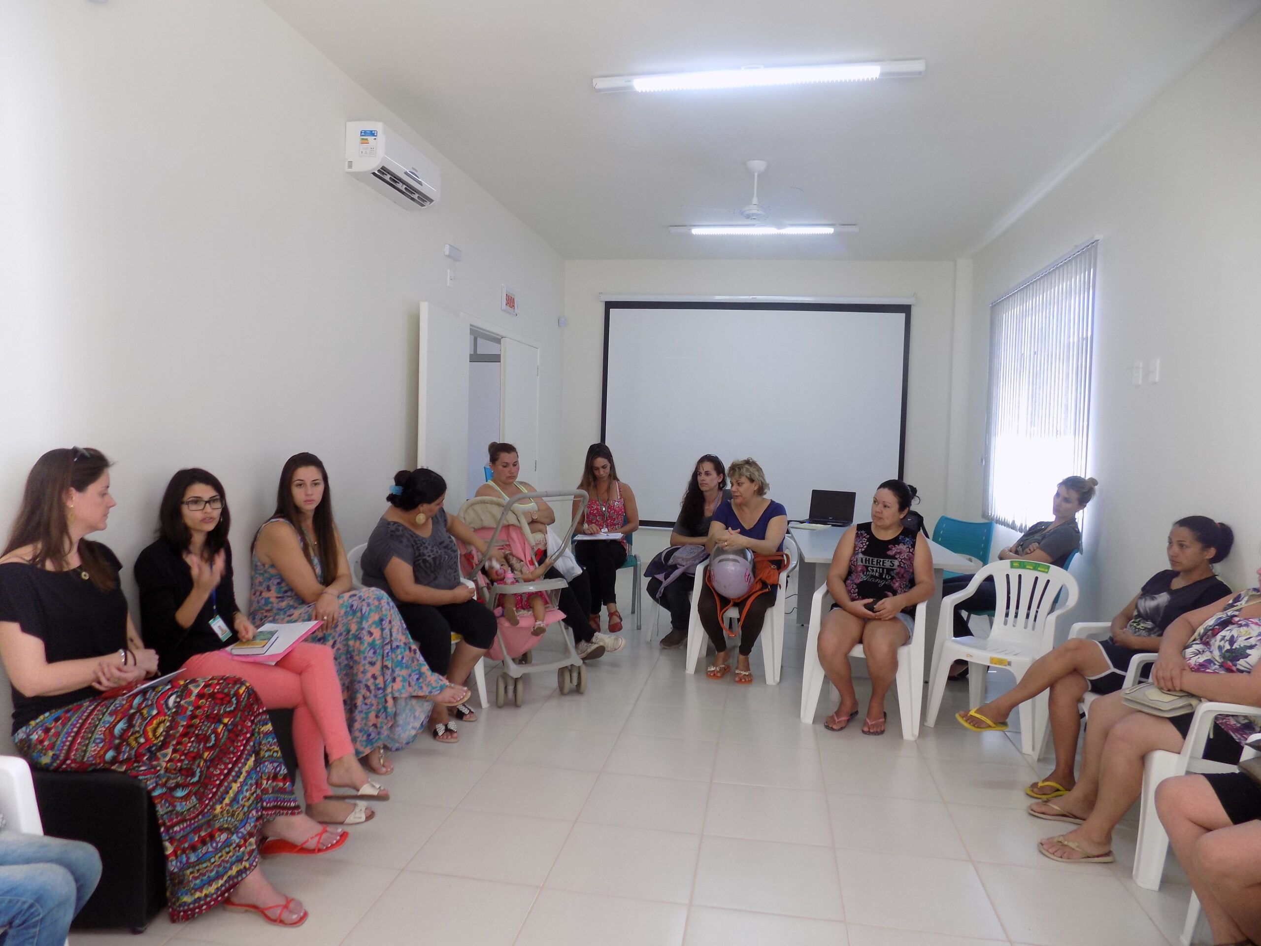 Equipe do CRAS se reune com beneficíarios do Bolsa Família do bairro de Bombas.