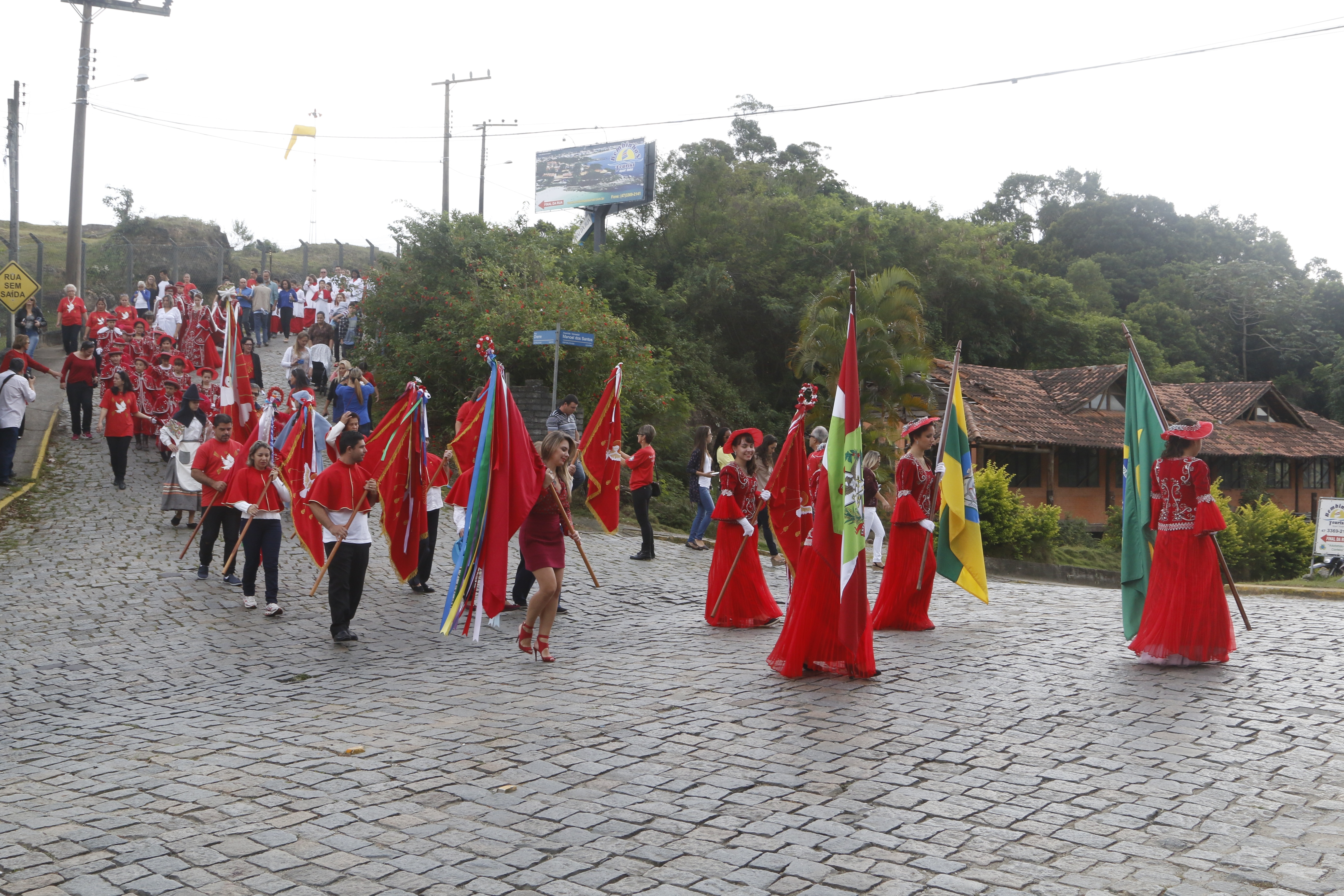 Desfile do Cortejo Imperial na 1ª Festa do Divino Espírito Santo de Bombinhas.