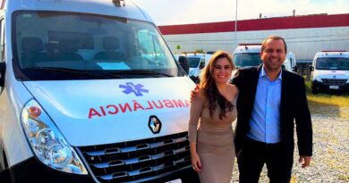 Paulinha e Paulinho com a nova ambulância