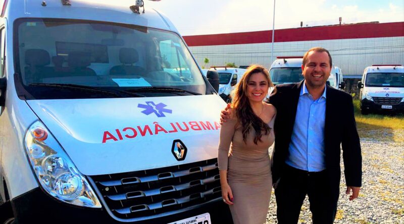 Paulinha e Paulinho com a nova ambulância
