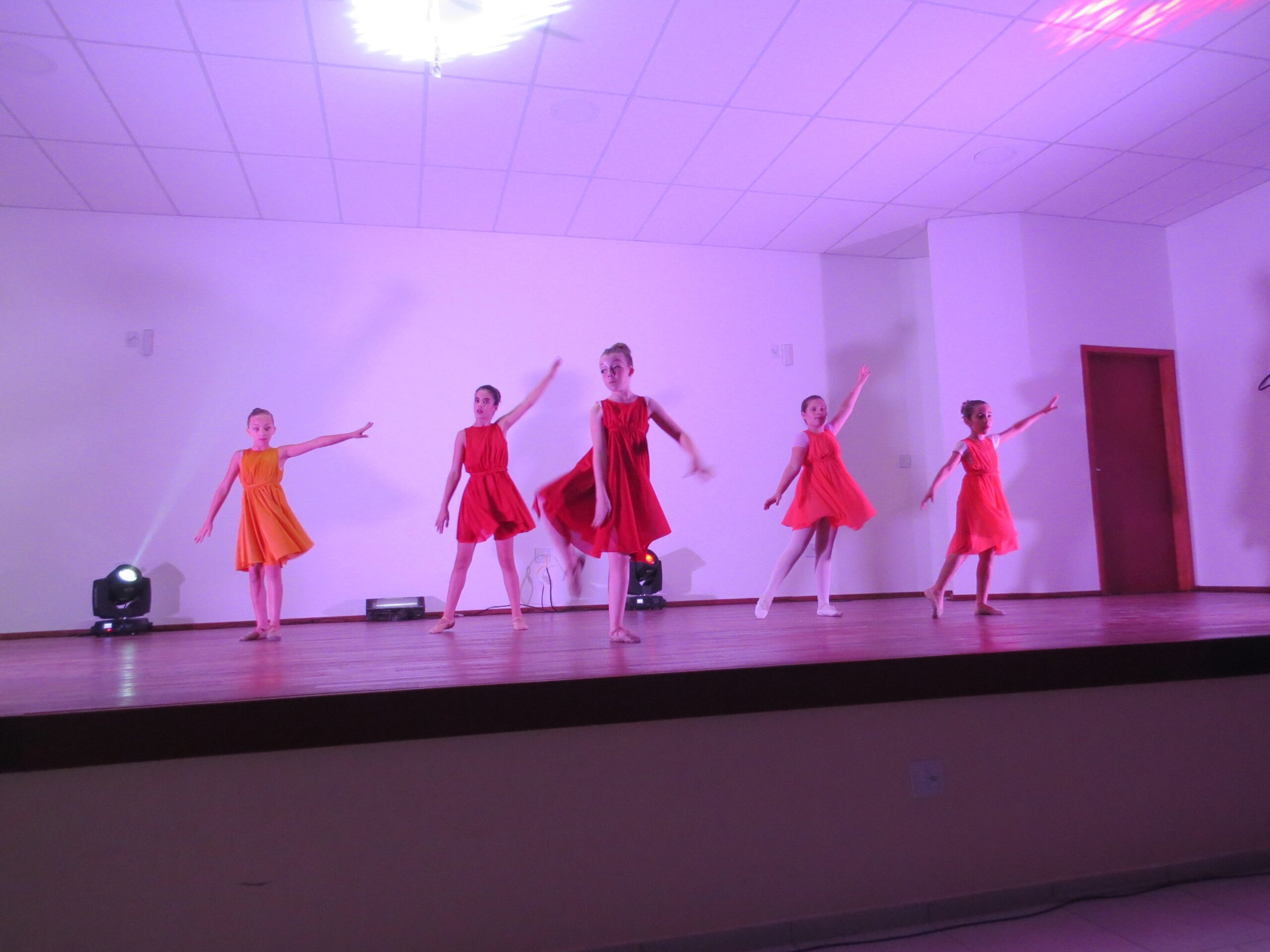 Alunos de dança do Projeto Oficinas Culturais, da FMC, realizam espetáculo de gala em Bombinhas.