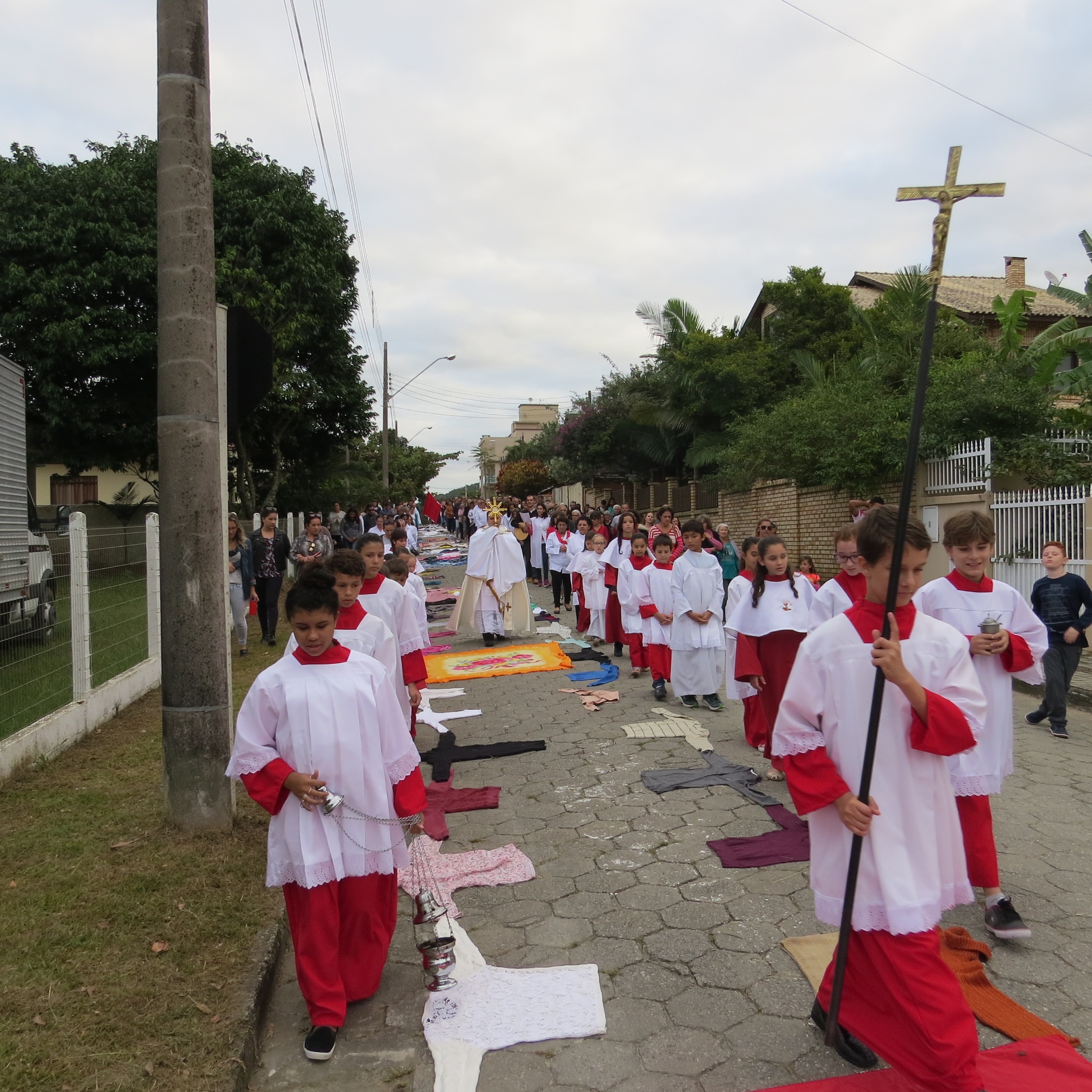 Tapetes coloridos, de roupas e alimentos não perecíveis celebram dia de Corpus Christi em Bombinhas.