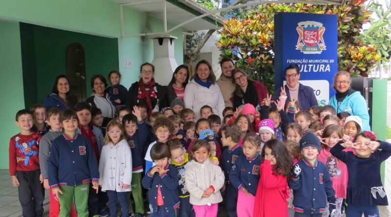 Alunos do Cei Débora visitam Fundação de Cultura.