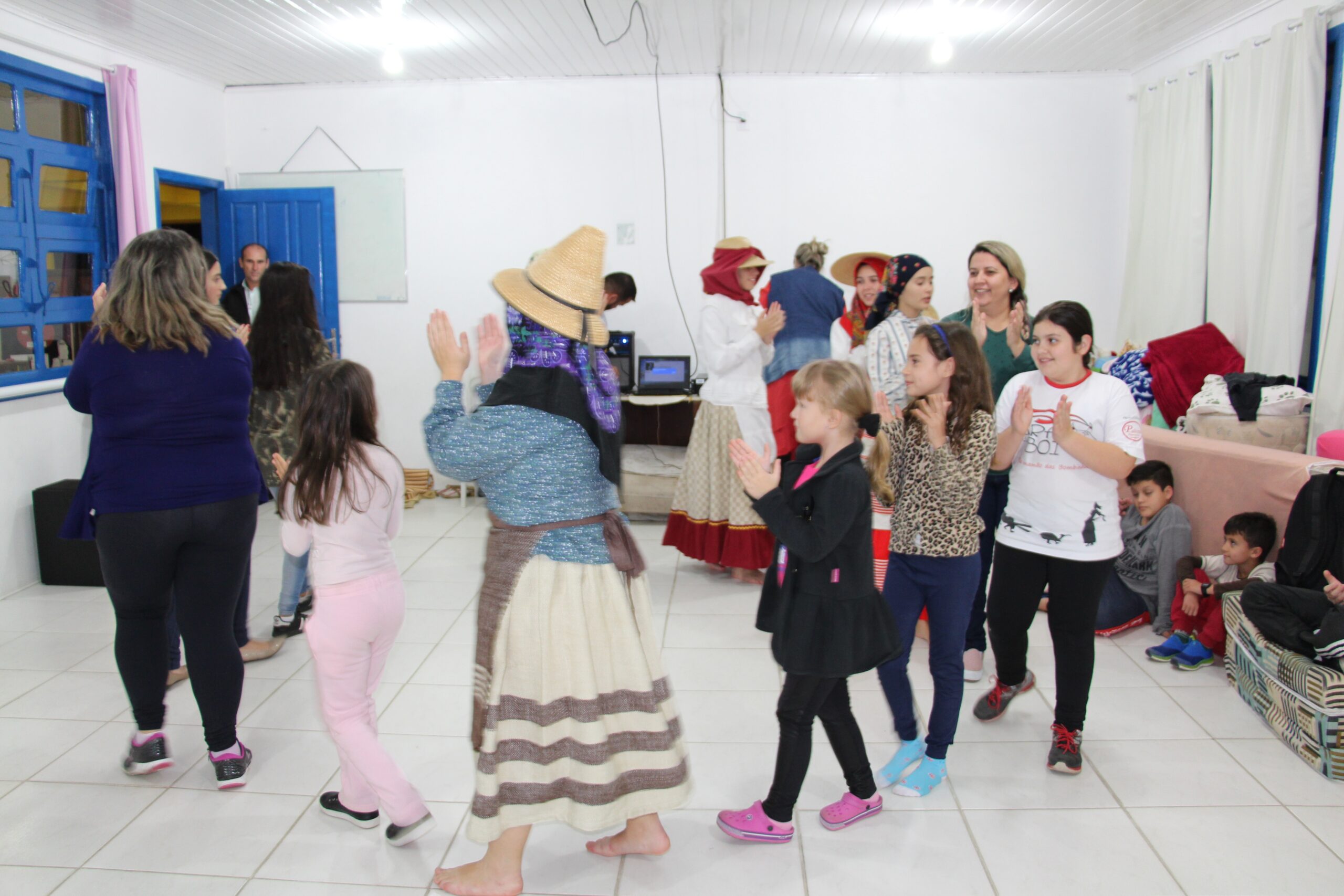 Quinze crianças passam a noite na Biblioteca Pública Cruz e Sousa e vivenciam atividades literárias com o tema folclore.