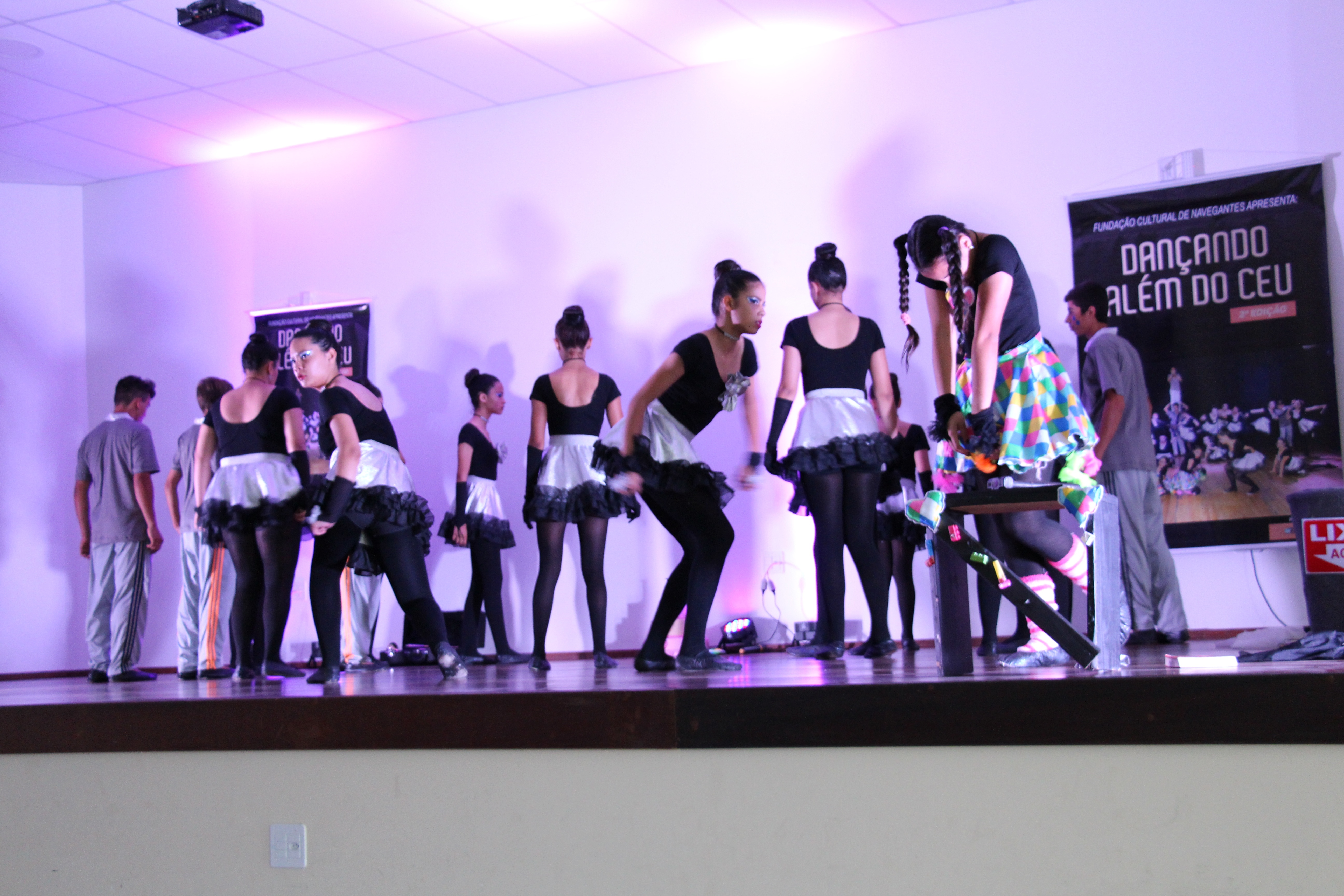 Projeto “Dançando além do CEU” se apresenta em Bombinhas juntamente a alunos de dança do município.