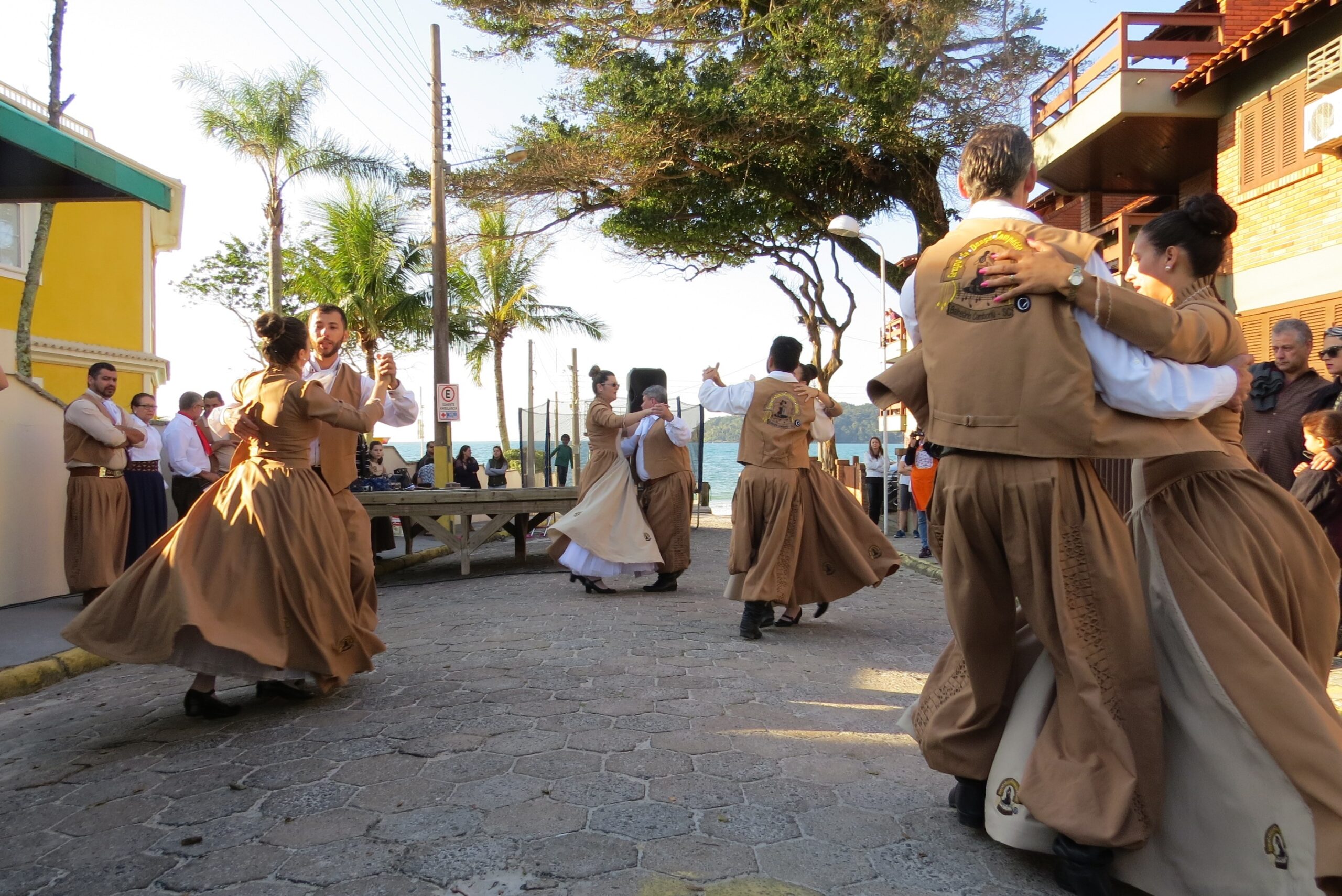 A beleza e a leveza dos bailados da tradição gauchesca se apresentam no Cultura na Rua desta semana.