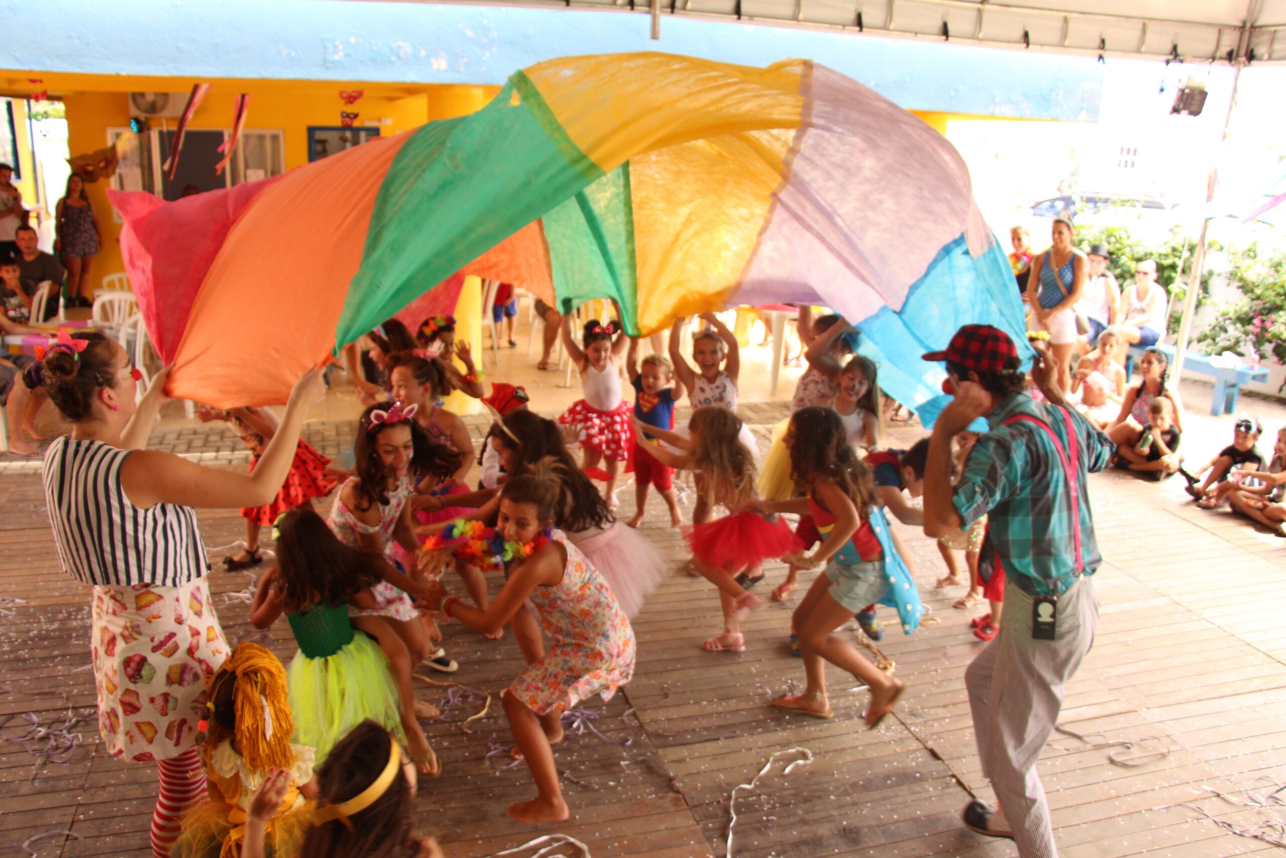 Cerca de 600 pessoas participam do Baile Infantil de Carnaval em Bombinhas.