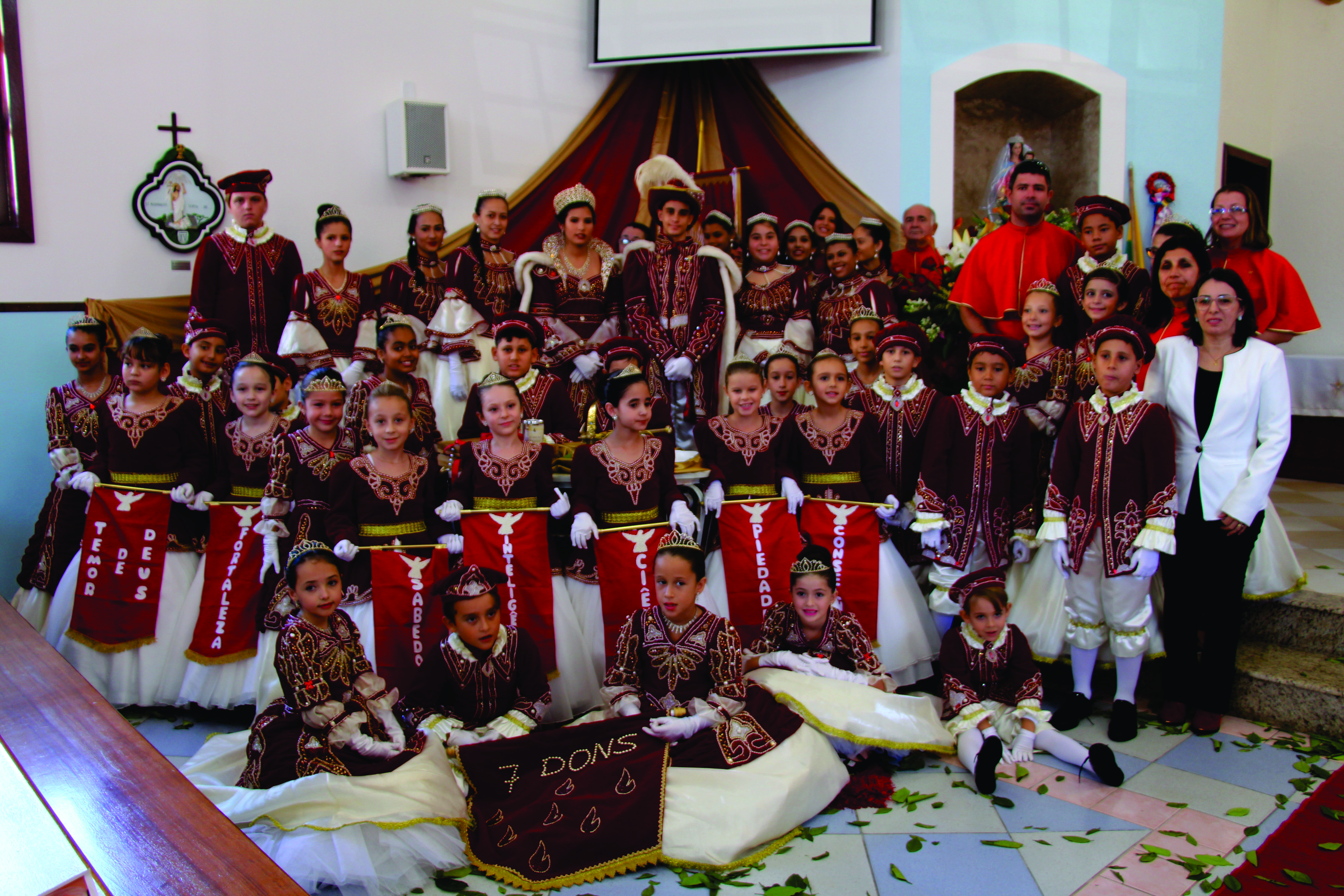 Comunidade bombinense festeja a 3ª edição da Festa do Divino Espírito Santo em grande estilo e emoção.