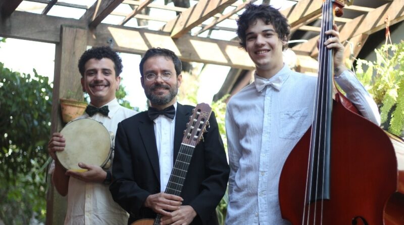 Alfredo Coelho e Grupo interpretam peças de Mestres da música renomados, como Villa Lobos, Pixinguinha, Ernesto Nazareth e Zequinha de Abreu.