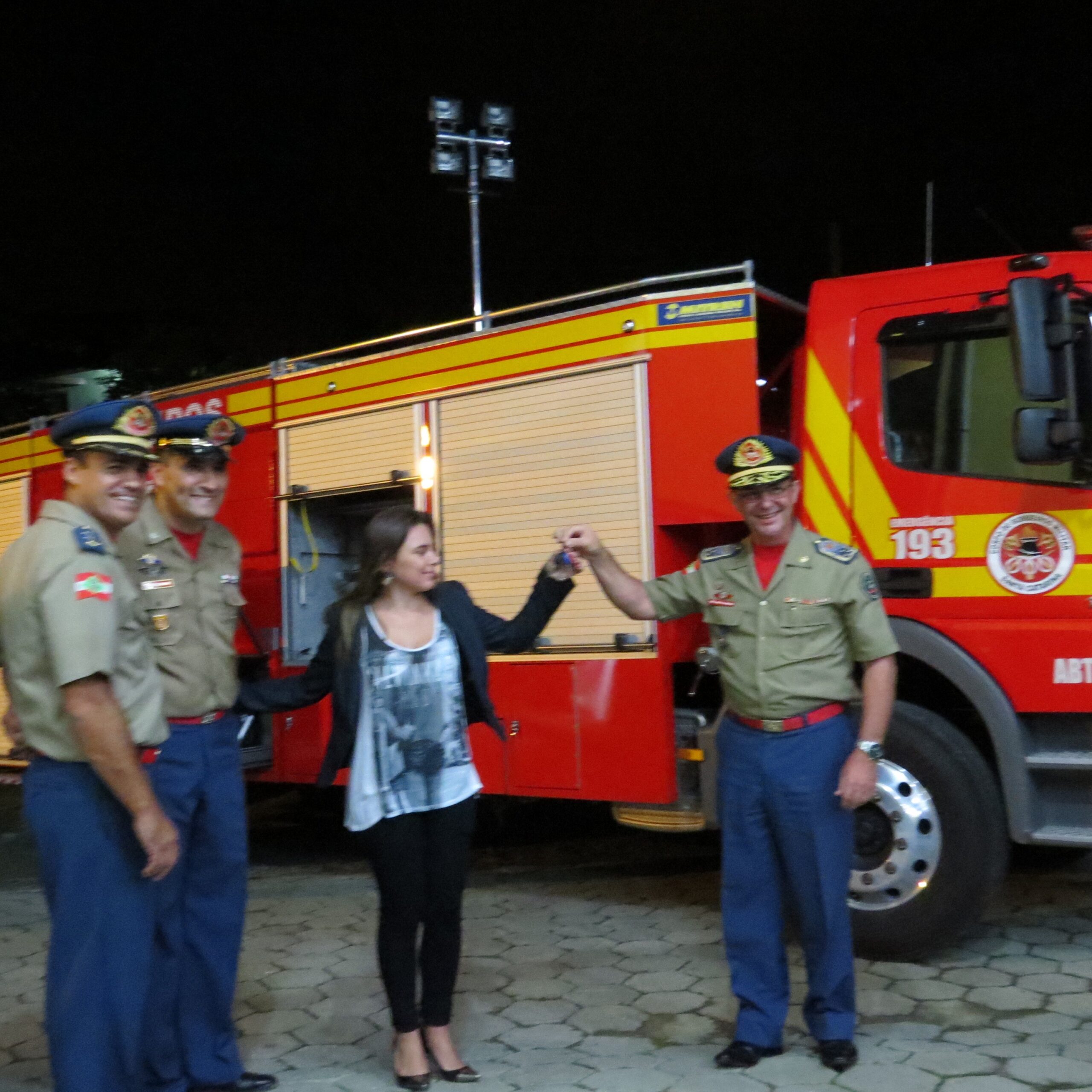 Novo Caminhão de Combate a Incêndio é entregue à Corporação de Bombeiros de Bombinhas, em comemoração ao aniversário de 10 anos.