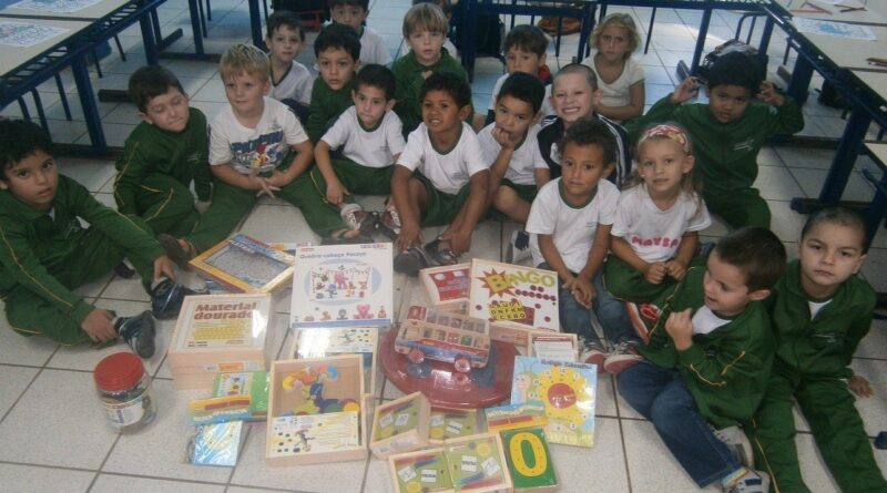 Alunos do CEI Arco Íris recebem brinquedos pedagógicos e uniforme escolar de inverno.