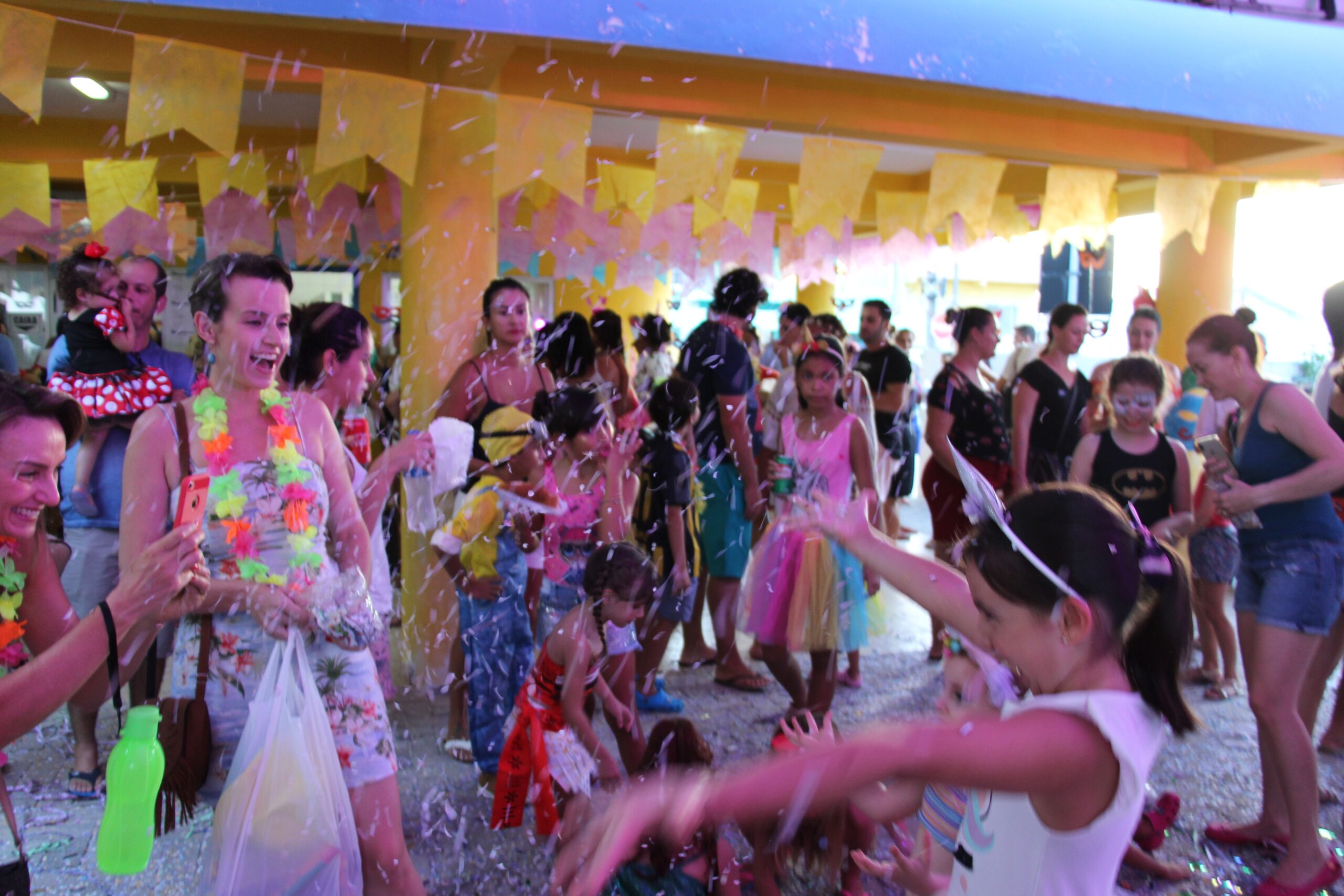 Aproximadamente 1000 foliões, entre crianças e papais, fizeram a festa no Baile Infantil de Carnaval deste ano.