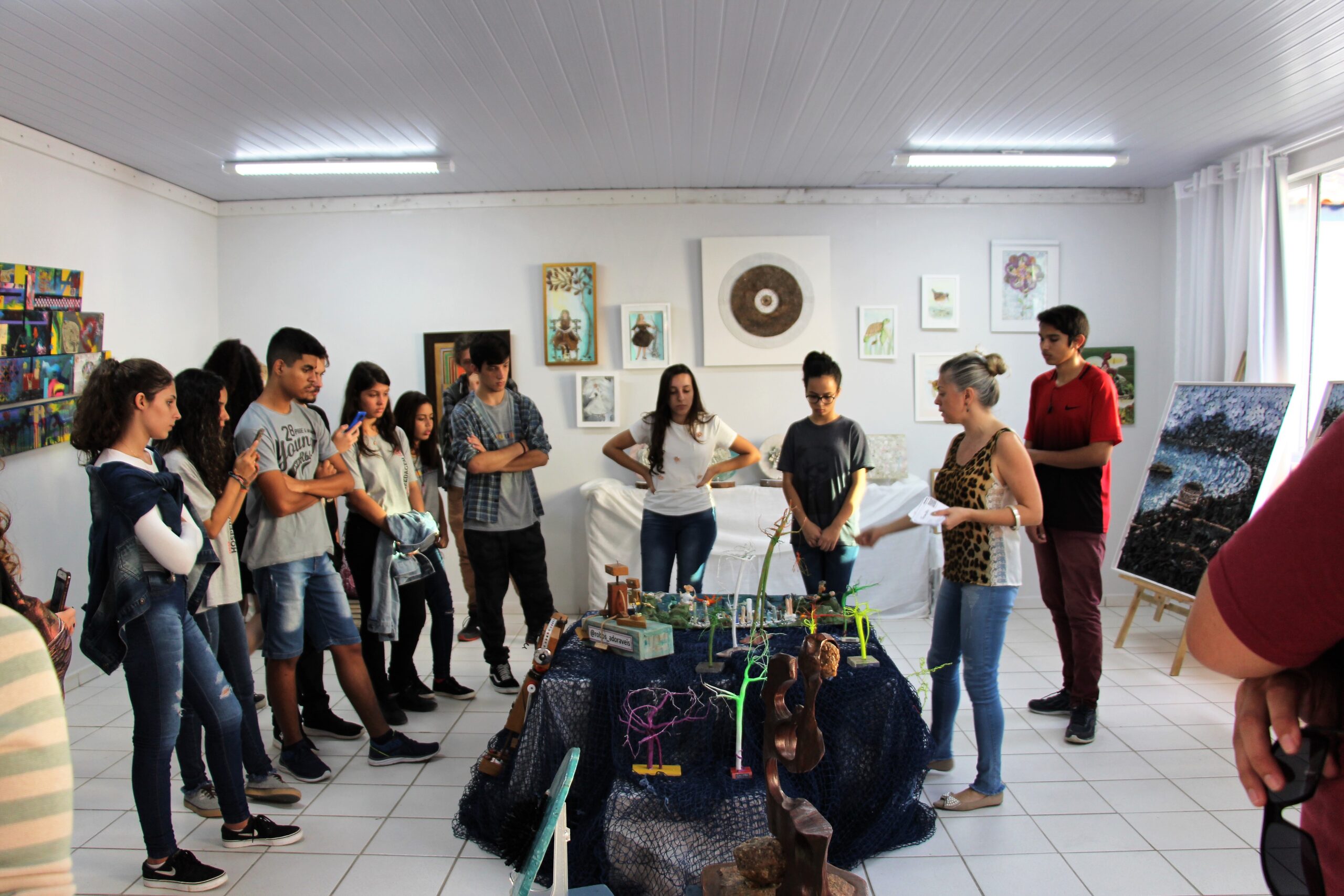 Exposição na Casa de Cultura Dona Tila alia sustentabilidade e arte, e ainda propicia espaço de atuação para alunos do EMIEP da EEB Maria Rita Flor.