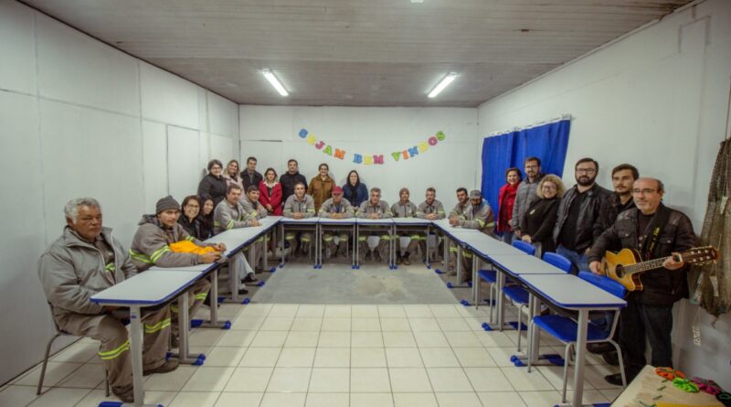 Parceria entre as Secretarias de Obras e Educação possibilita a alfabetização e atualização de 19 servidores públicos.