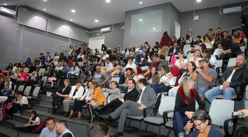 Programa de escola bilíngue tem seu marco inicial diante da comunidade escolar e das representantes do Governo Espanhol no Brasil.