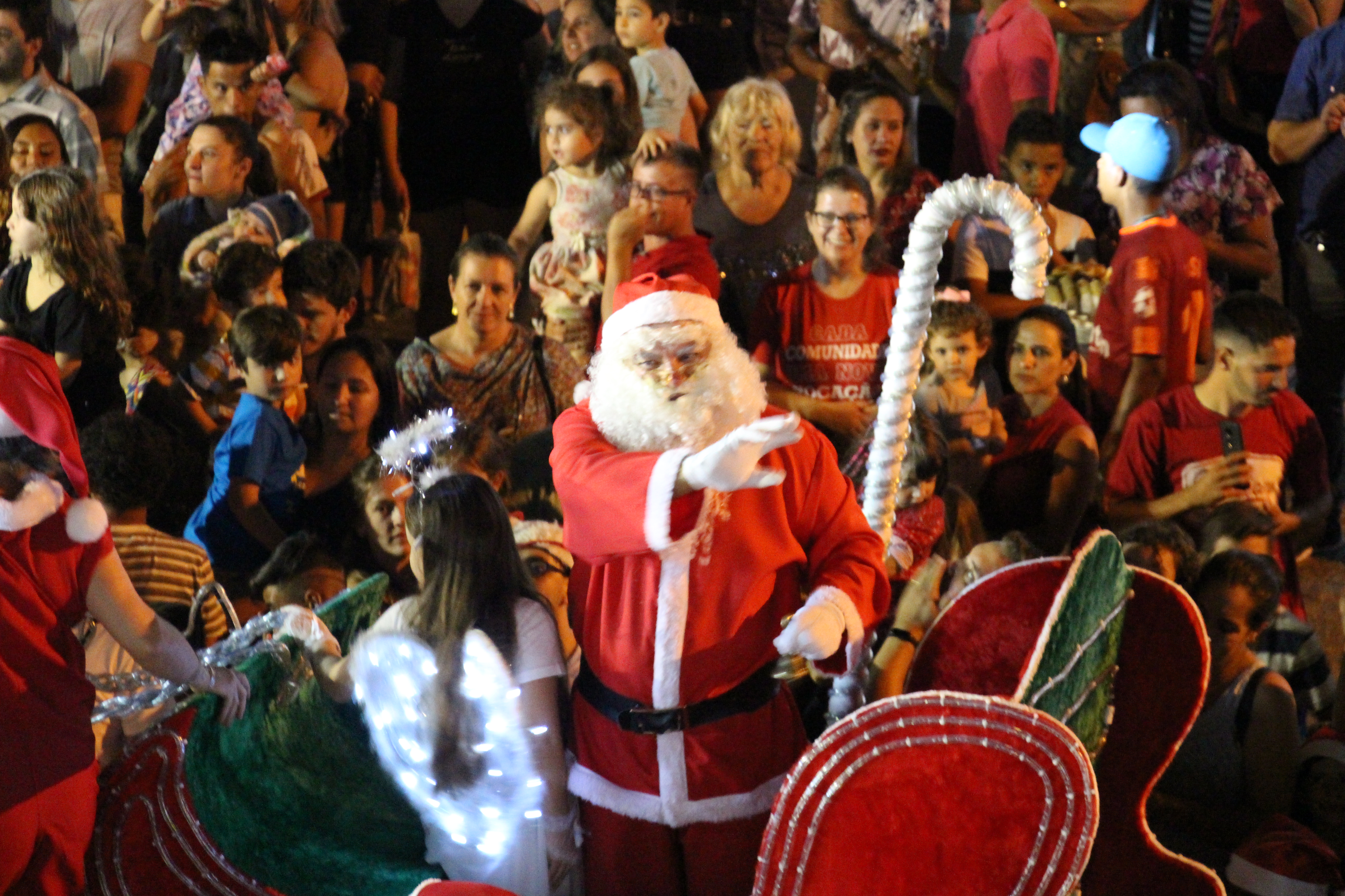 Em noite repleta de alegria, música e encantamento Papai Noel chega em Bombinhas.