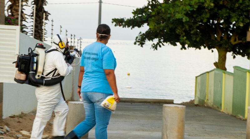 Agentes de Combate a Endemias fiscalizam residências e terrenos