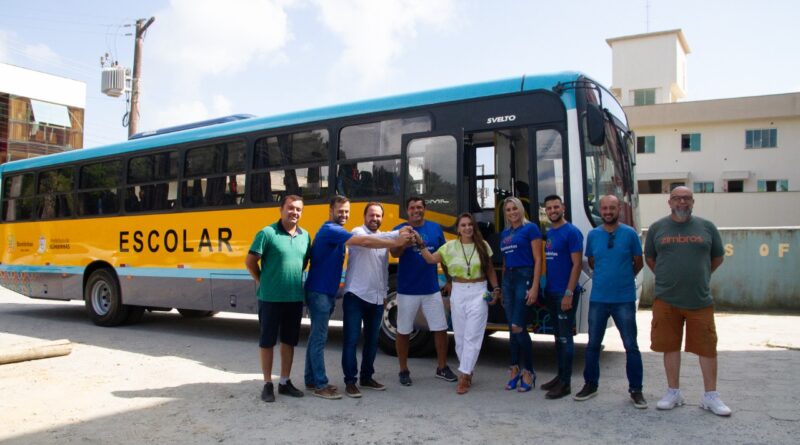 Entrega novo ônibus escolar