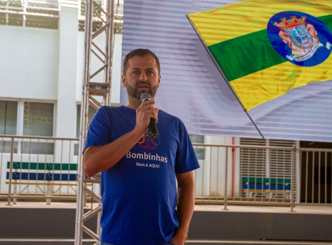 TEATRO BOM DEMAIS – Prefeitura de Bombinhas