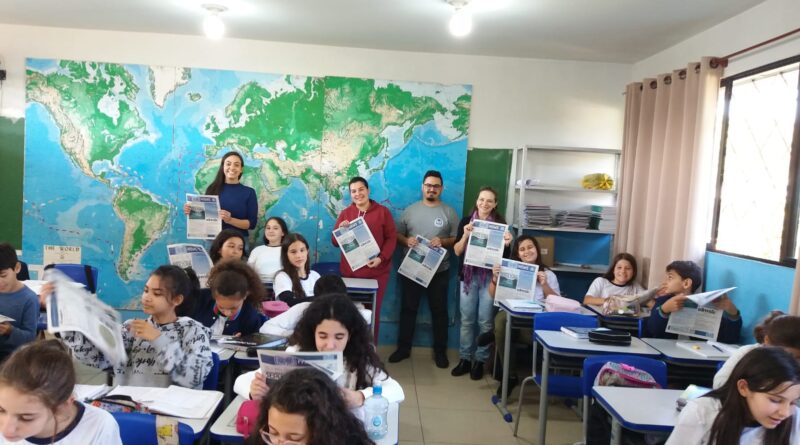 entrega jornal escolar “DM News”,