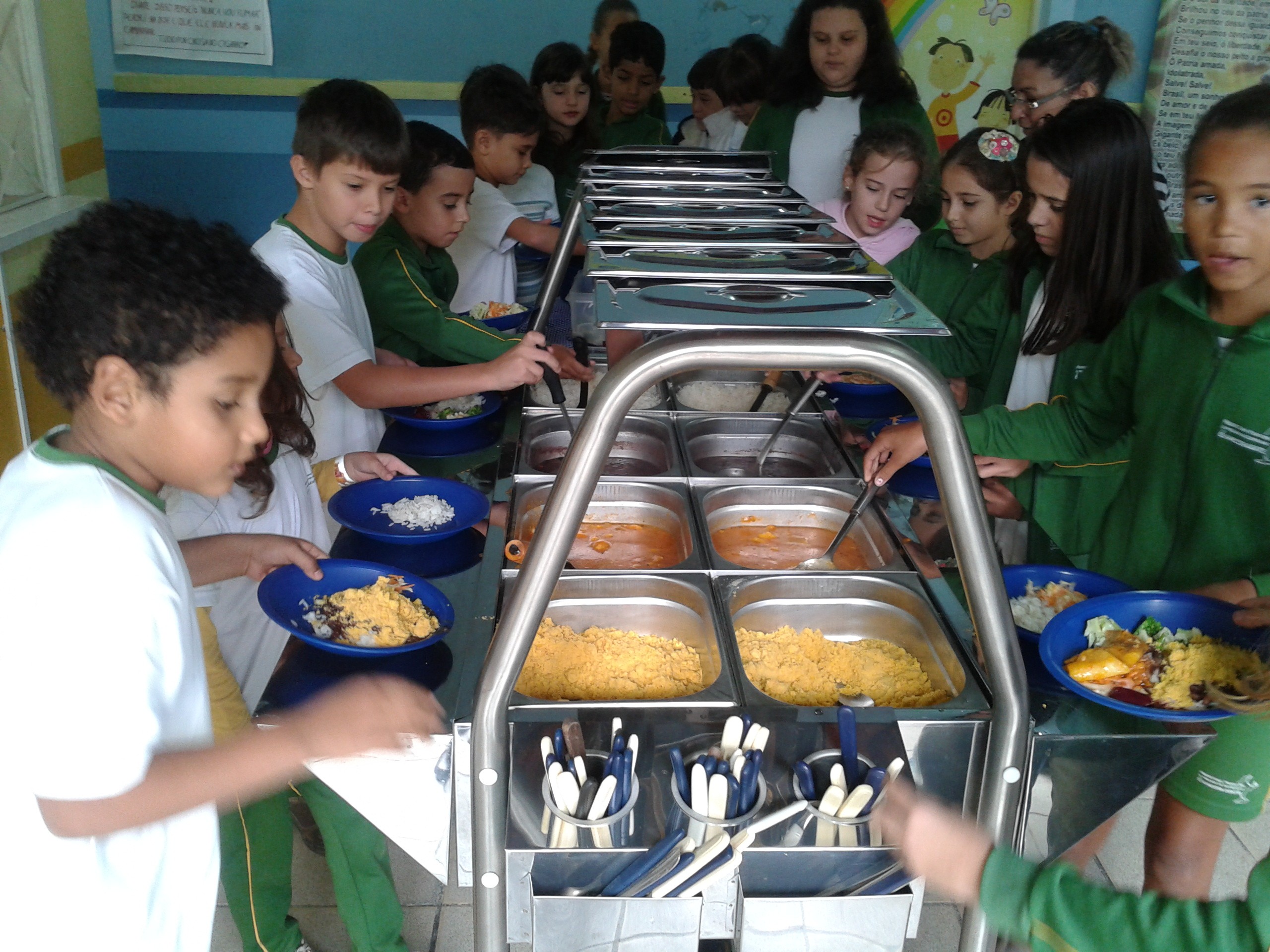 Alunos da EBM Dona Dilma Mafra inicia processo de aprendizagem no uso so buffet na alimentação escolar.