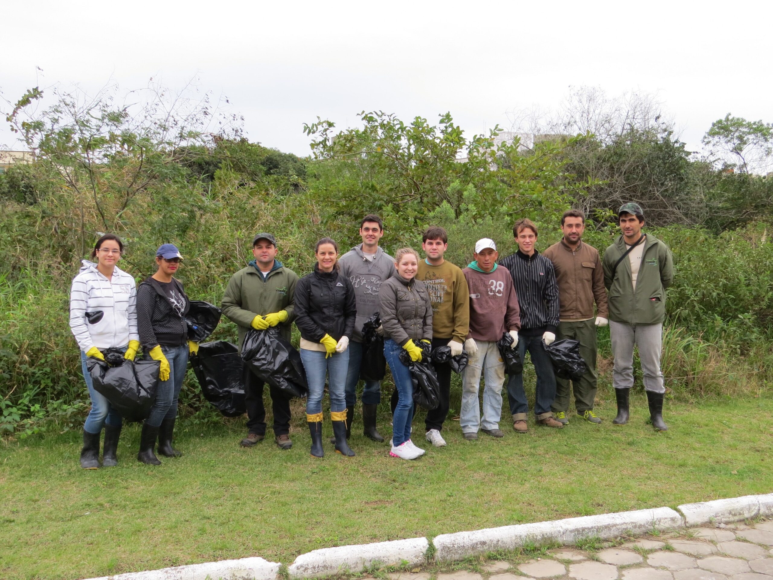Estudantes universitários prestam horas de serviço voluntário em limpeza de Manguezal da Rua Leopardo.