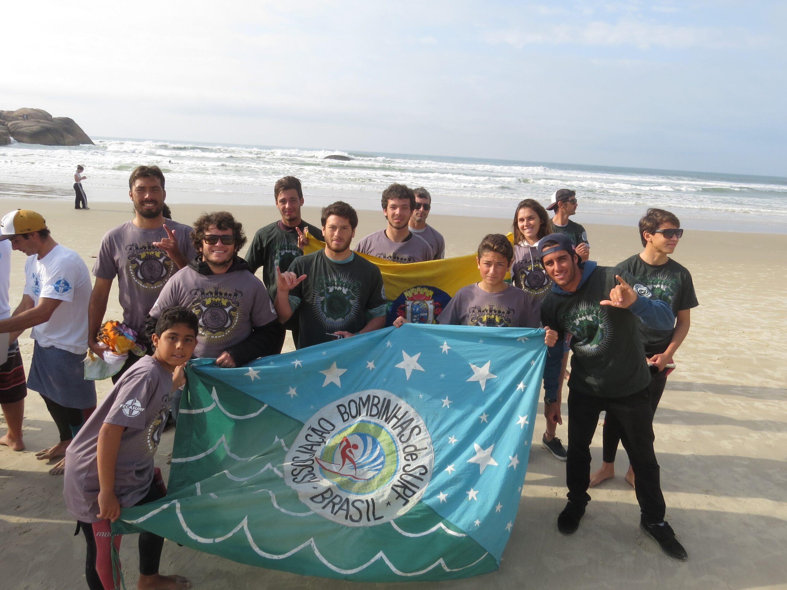 Atletas da Associação Bombinhas de Surf conquistam sexta posição no ranking de circuito de surf disputado na praia da Joaquina.