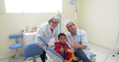 O pequeno Kauan Gobbi do Nascimento em consulta no bairro de Zimbros, com o dentista Marcelo Nacer e a ACD Leila Rosa.