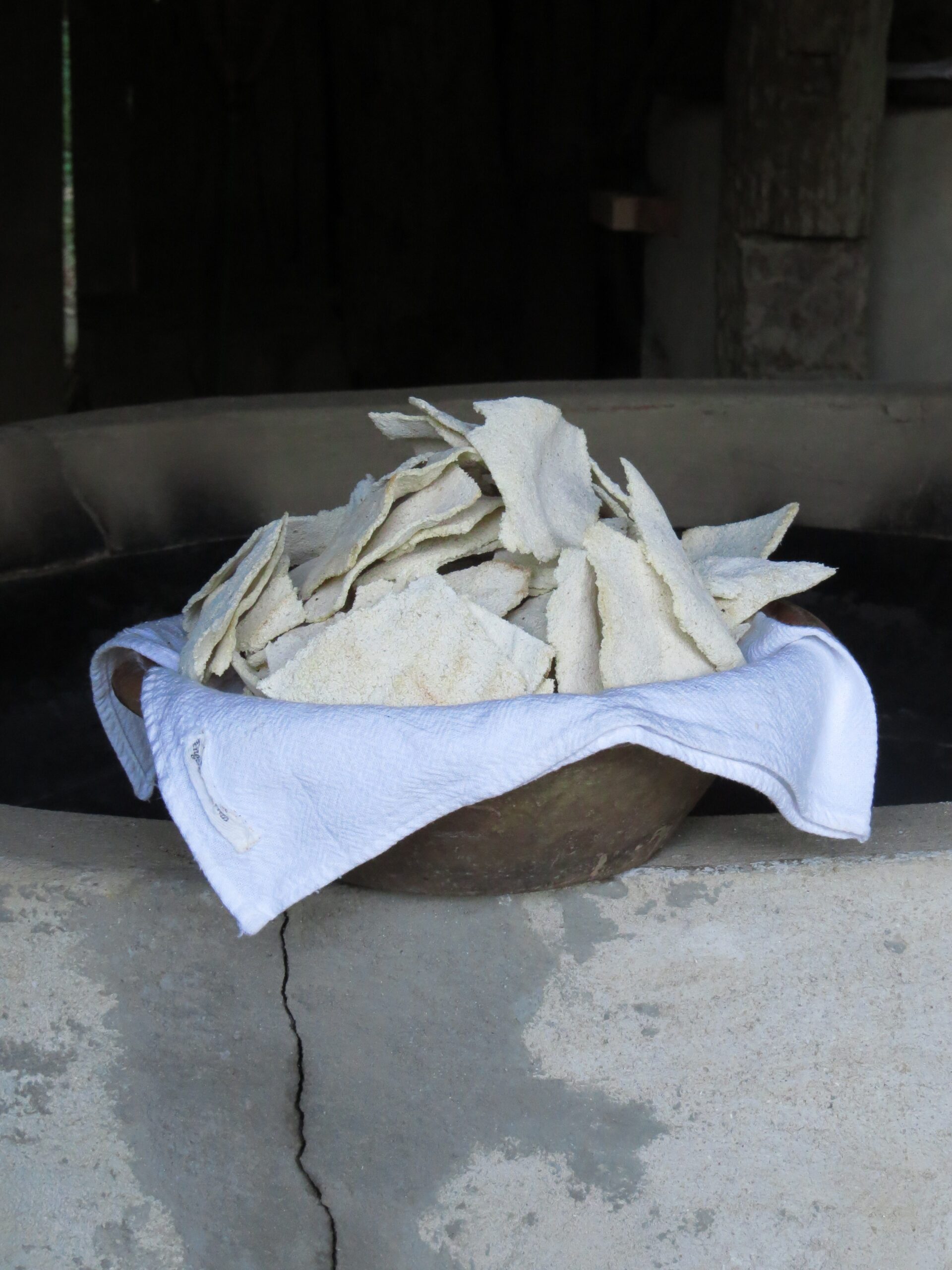 Se aproxima mais um dia de reunião em torno de uma fornalha centenária de engenho de farinha de mandioca para fomentar a manutenção da tradição bombinense.