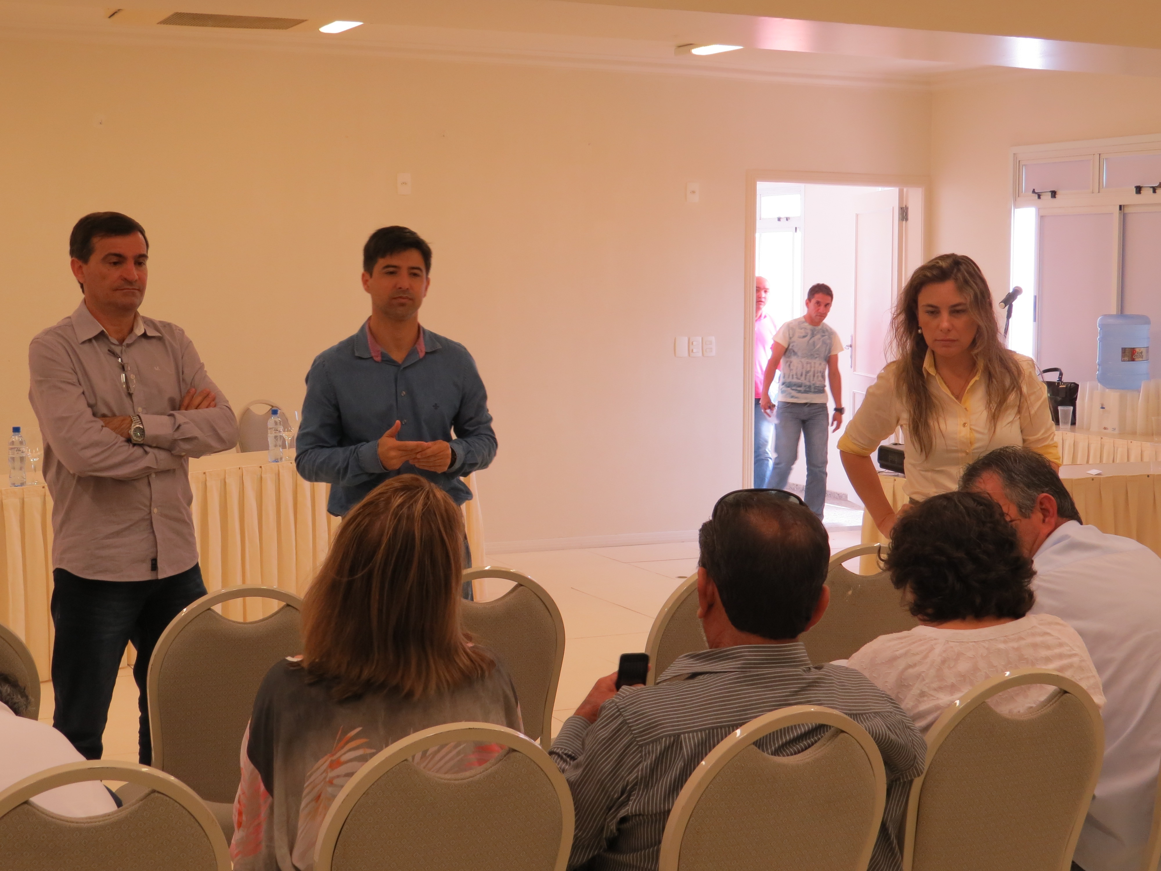 Prefeitura de Bombinhas promove reunião com a Casan sobre o abastecimento de água no verão 2014/15