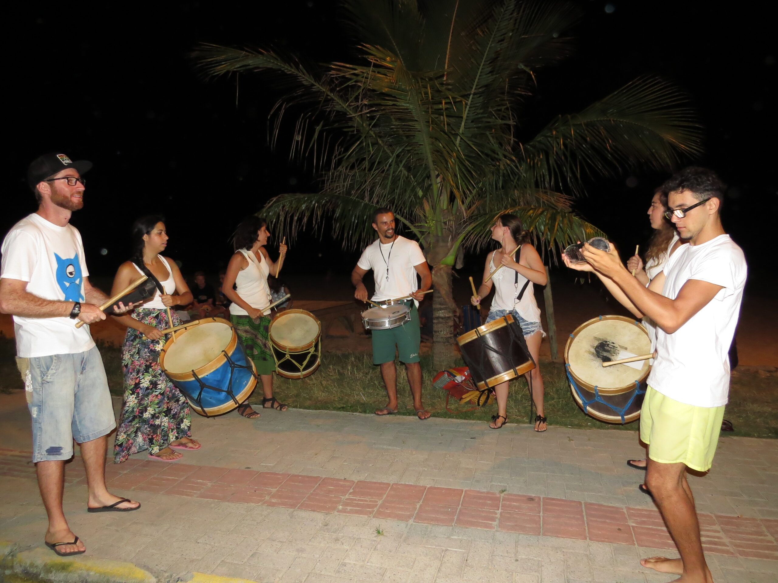 O grupo de percussão A Cor do Som, no bairro Canto Grande.