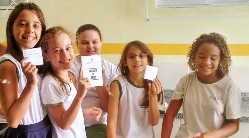 Meninas recebem vacina contra HPV