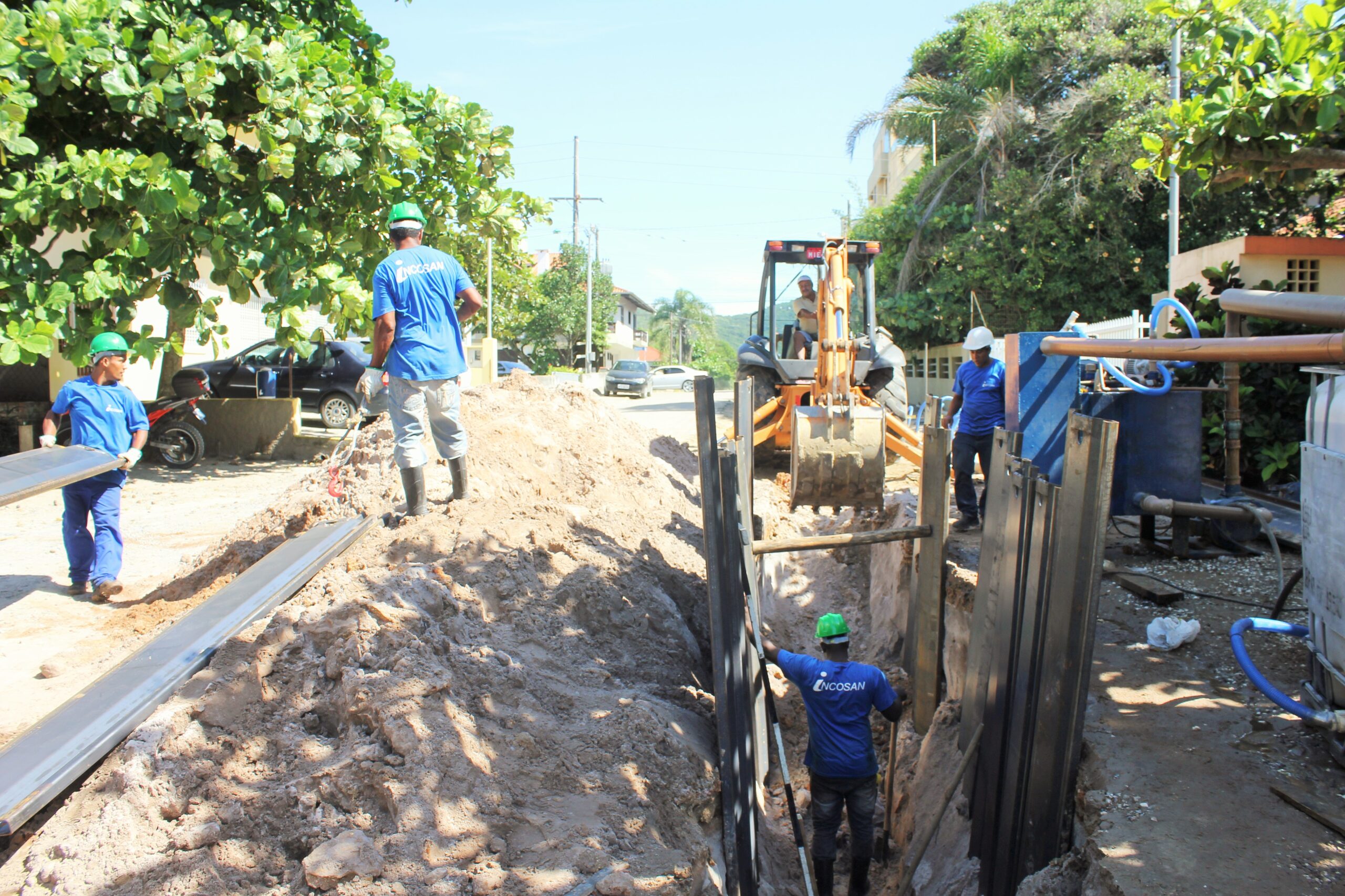 Escavação para instalação da rede de esgoto na Avenida Leopoldo Zarling.