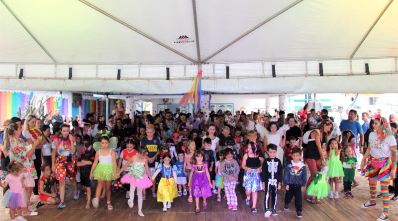 A Folia de Momo mirim levou para a Casa de Cultura Piana do Crivo aproximadamente mil pessoas.