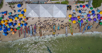 Tradicional festival de embarcações a remo recebeu 23 competidores no último domingo na Praia de Bombinhas.